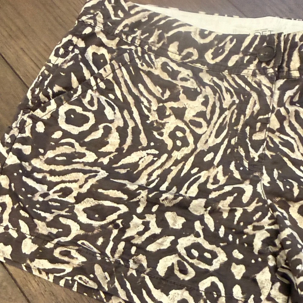 LOFT Animal Print Shorts Size 8 C9-009